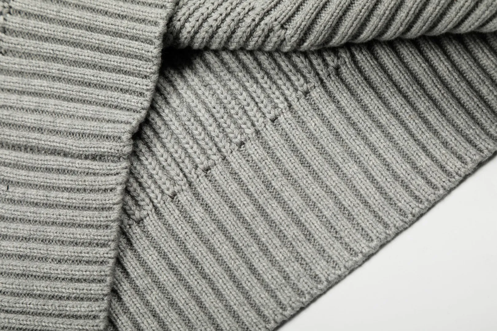 P220 Top quality" Style number: DS812# (not off the shelves all year round) [Ralph Lauren round neck piqué knitted sweater with war horse embroidery on the front and back] ✅Ralph Lauren classic basic versatile round neck pullover sweater for men and women ✅Main supply platform live broadcast Wholesale entity Replenish if out of stock Not removed from the shelves ✅ZP quality 1:1 version Scan the code to enter the GF website Counter quality ✅Detailed quality The only one in Guangzhou Imported quality cotton yarn Mainly high-end, cost-effective, good quality needless to say ✅The version is restored to the original order, the maximum size can be worn up to 200 pounds, loose, comfortable and stress-free ✅The upper body is simple and easy to match, ootd must-have style, good-looking clothes are never picky, a must-have item in the wardrobe is recommended. Size: S-XL Color: White, gray, khaki, navy blue, brown, burgundy, black with white label, black with red label